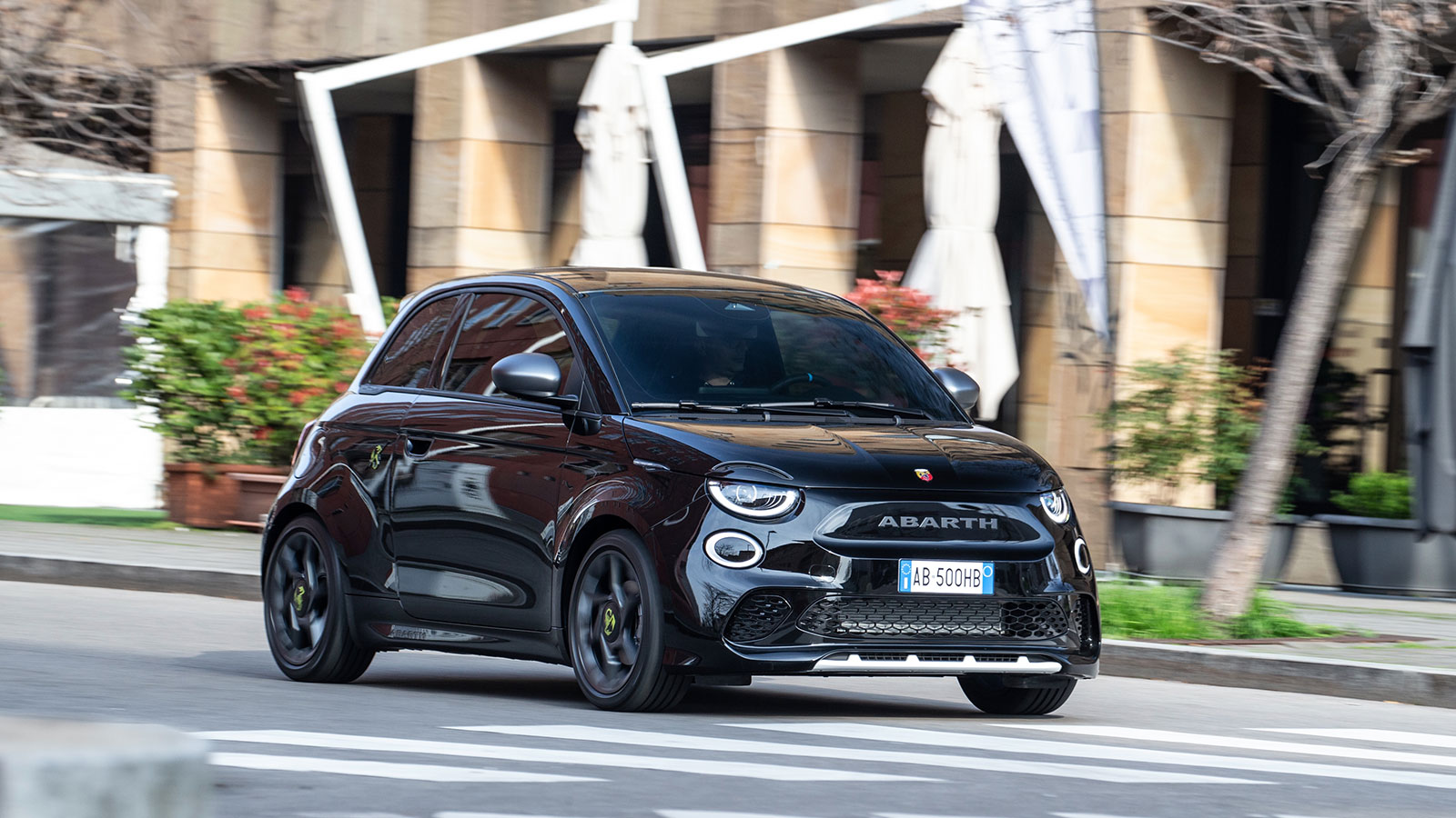 Σε δύο εκδόσεις και με 155 ίππους το Abarth 500e